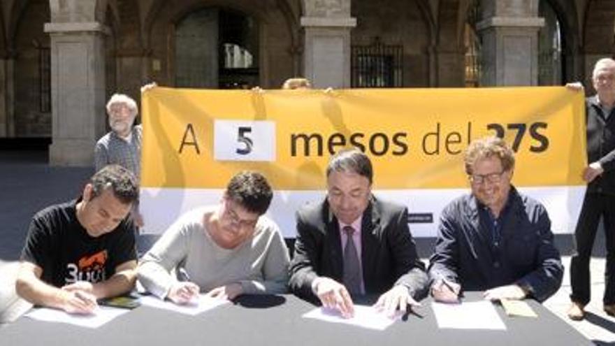 Masdeu, Hernàndez, Junyent i Culell signant el document de l&#039;Assemblea Nacional Catalana, ahir