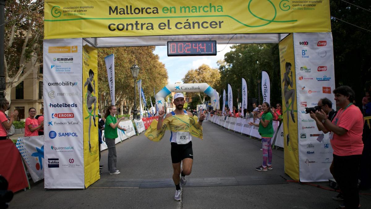 La carrera ‘Mallorca En Marcha Contra el Cáncer’ tiñe Palma de rosa