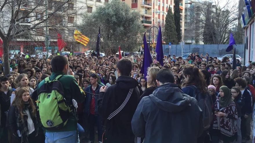 Los estudiantes leyeron un manifiesto a su llegada a la conselleria de Educación.