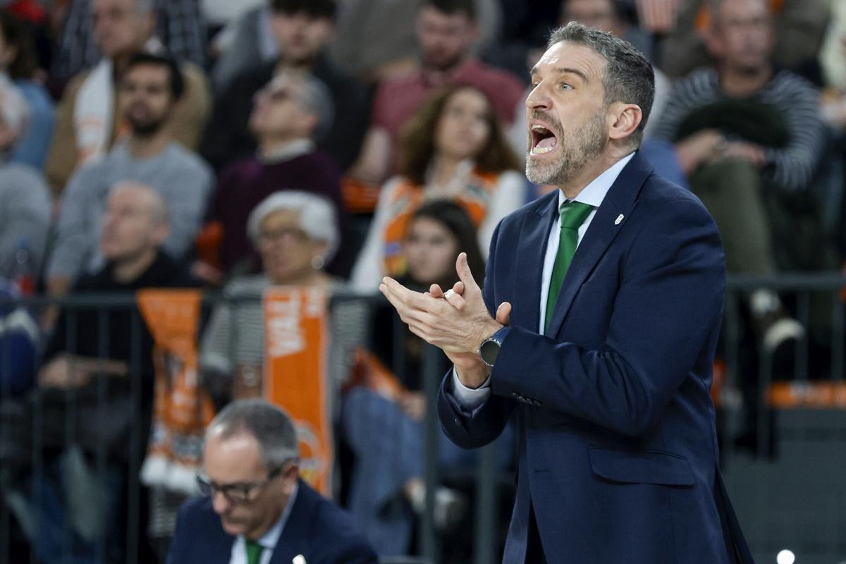 El técnico de Unicaja Ibon Navarro durante el encuentro que enfrentó al Valencia Basket y Unicaja en el pabellón Roig Arena de Valencia.