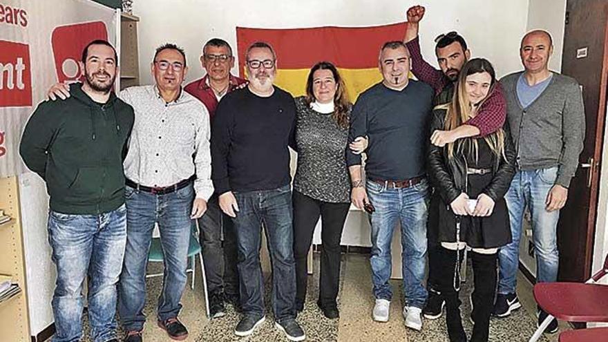 Alfonso Rodríguez Sánchez (tercero por la izquierda), junto a afiliados de IU, ayer, en su sede de Magaluf.