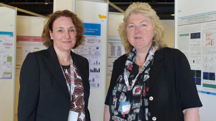 La presidenta de la Sociedad Internacional de Inmunología de Peces y Moluscos, Beatriz Novoa, junto a la investigadora Alexandra Adams.