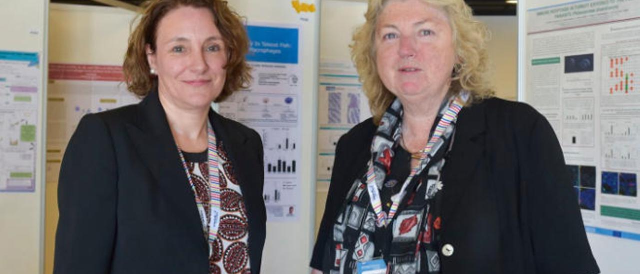 La presidenta de la Sociedad Internacional de Inmunología de Peces y Moluscos, Beatriz Novoa, junto a la investigadora Alexandra Adams.