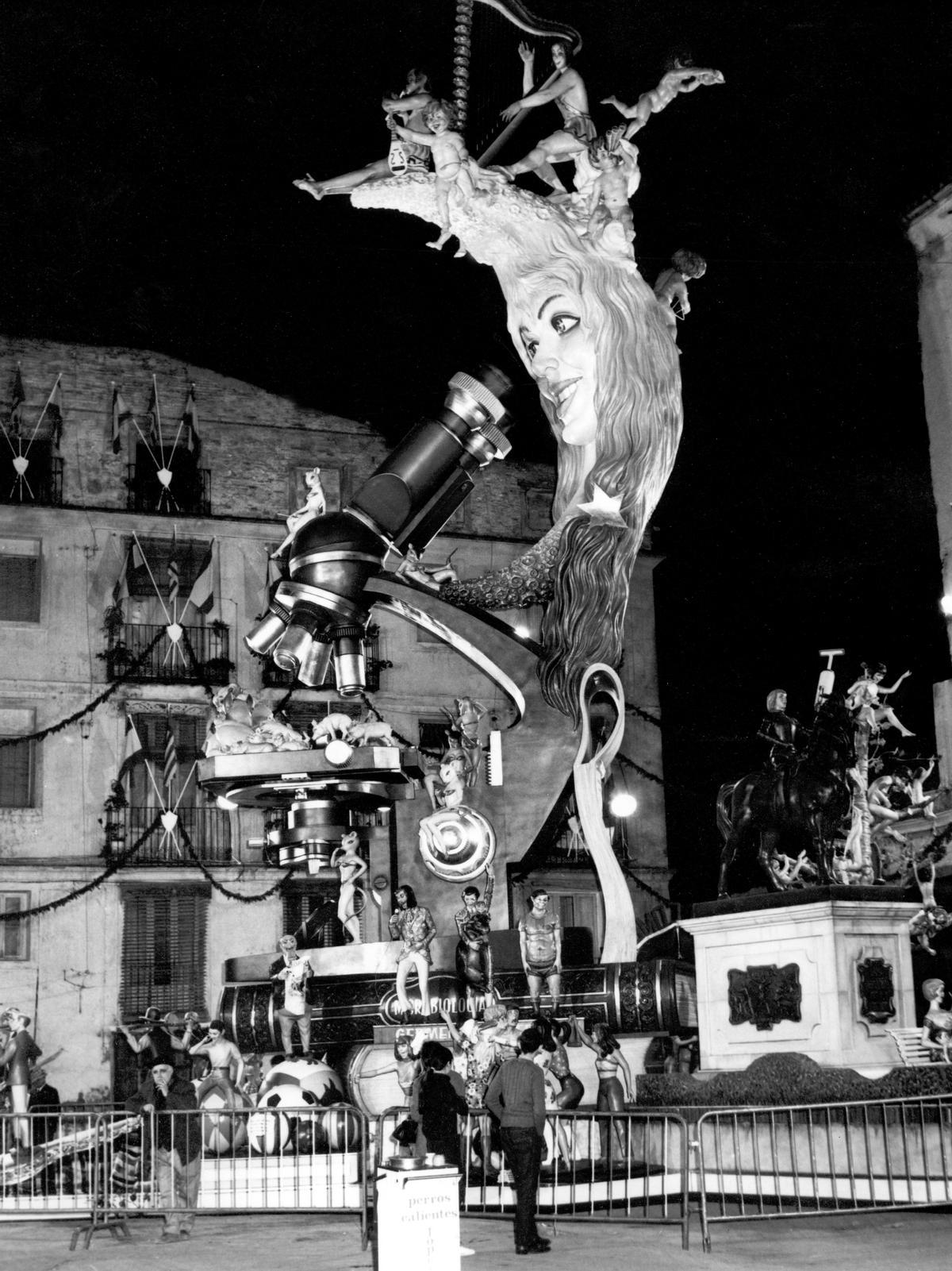 La falla que presidió Concha Márquez Piquer, original de Pascual Gimerno