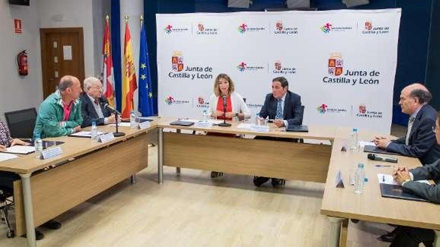 Alicia García y Sáez Aguado firman el protocolo de actuación.