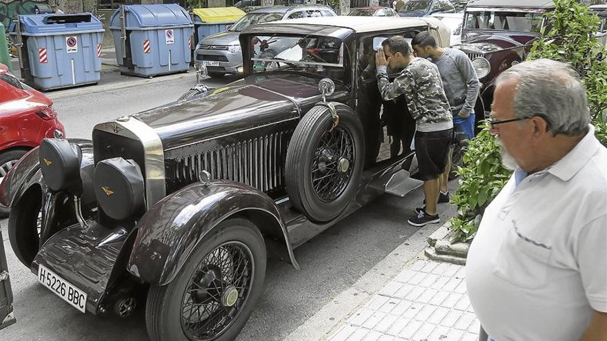 Una caravana de coches de época llega a Cánovas