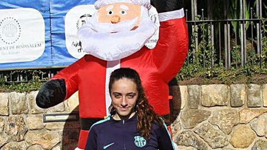 Lucía Pinacchio posa en Lloseta en diciembre, antes de la Cursa de s&#039;È, con el chándal del Barça.