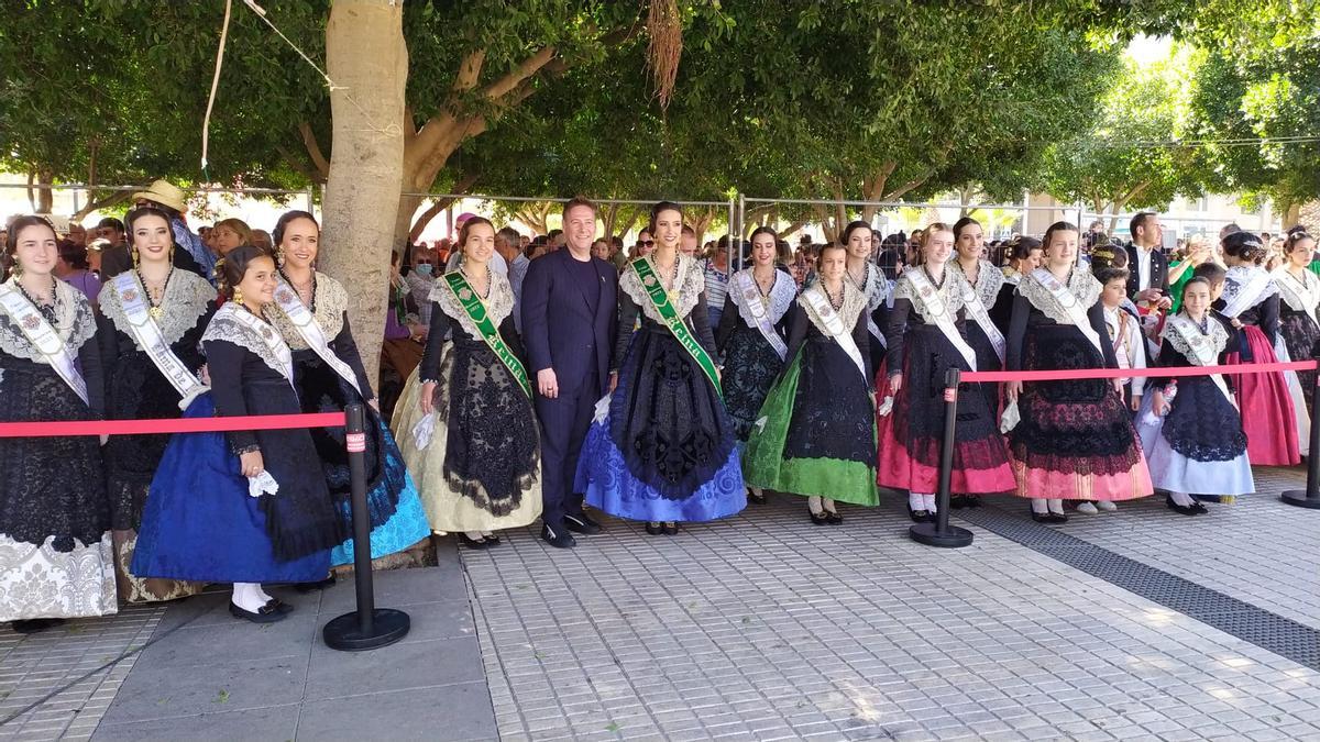 Carlos Latre acompaña a las reinas en la mascletà de Zarzoso de Altura