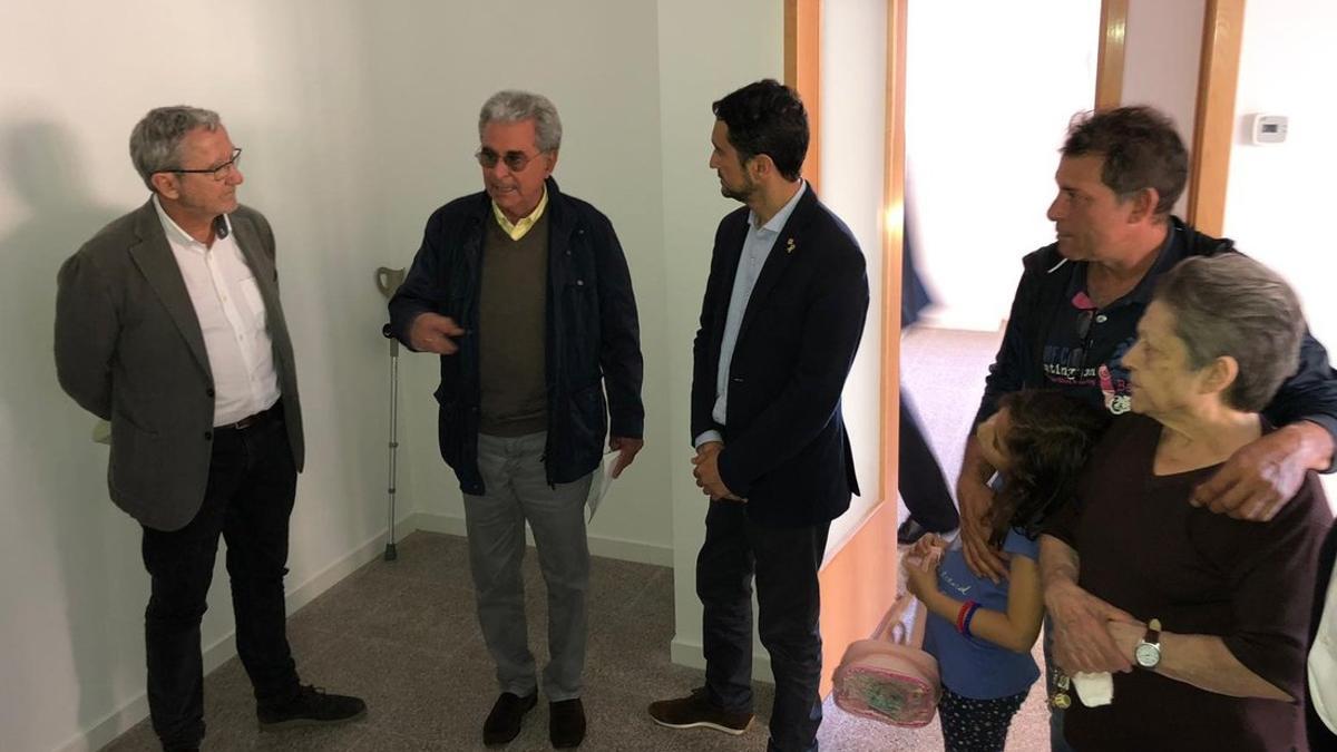 El conseller Calvet, en la entrega en Sabadell de pisos construidos por INCASÒL y financiados por l'Agència de l'Habitatge de Catalunya.