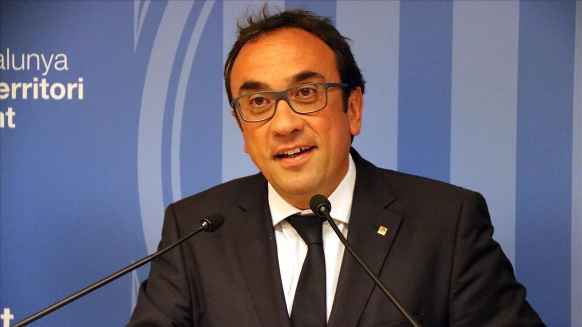 zentauroepp39512676 imatge en un pla mig rere d un faristol de josep rull conse170808124513 zentauroepp39512676 imatge en un pla mig rere d un faristol de josep rull conse170808124513
