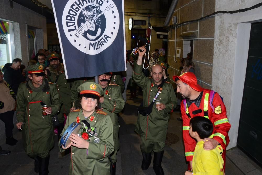 Participantes en el desfile del Momo en Cangas.