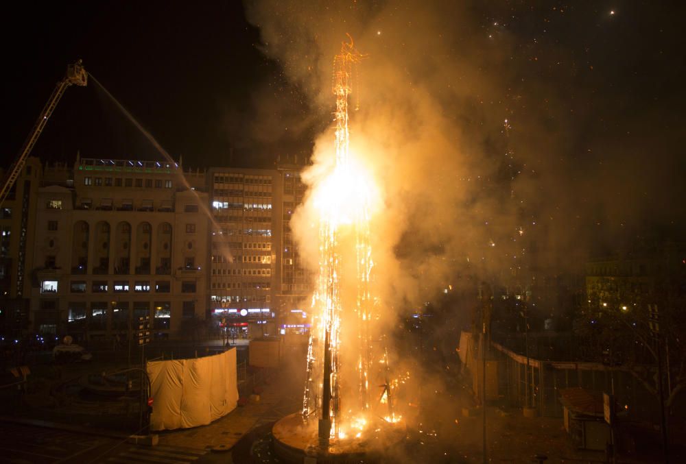 Así ha sido la 'cremà' de la falla municipal