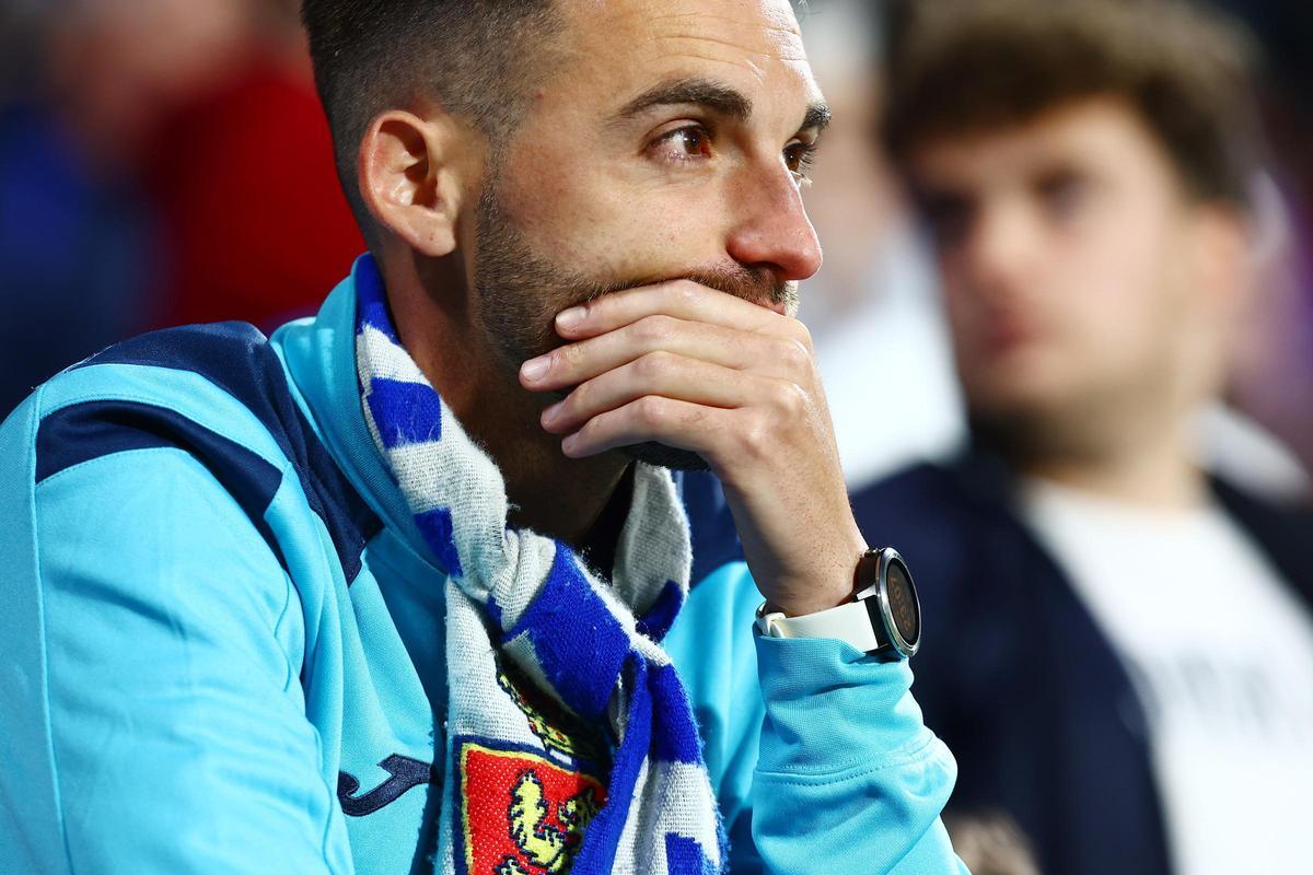 Un aficionado, triste y preocupado al final del partido del pasado viernes en el Ibercaja Estadio.