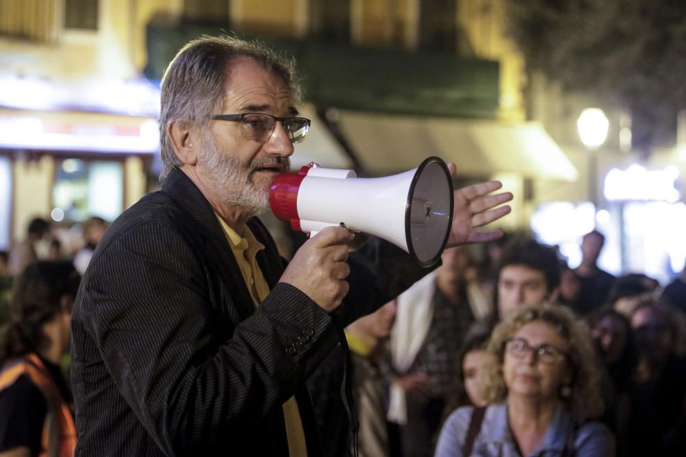 Anhänger der katalanischen Separatisten demonstrieren auf dem Rathausplatz von Palma