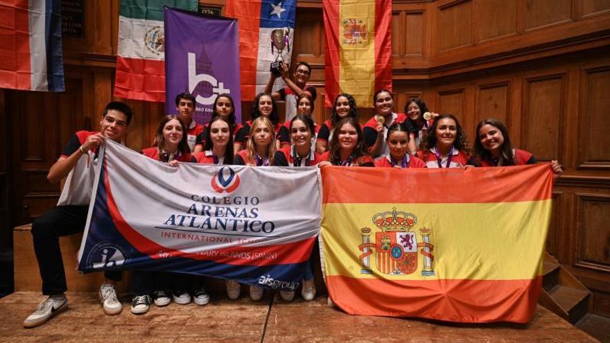 Los 19 estudiantes posan muy satisfechos tras resultar ganadores de esta olimpiada de inglés.