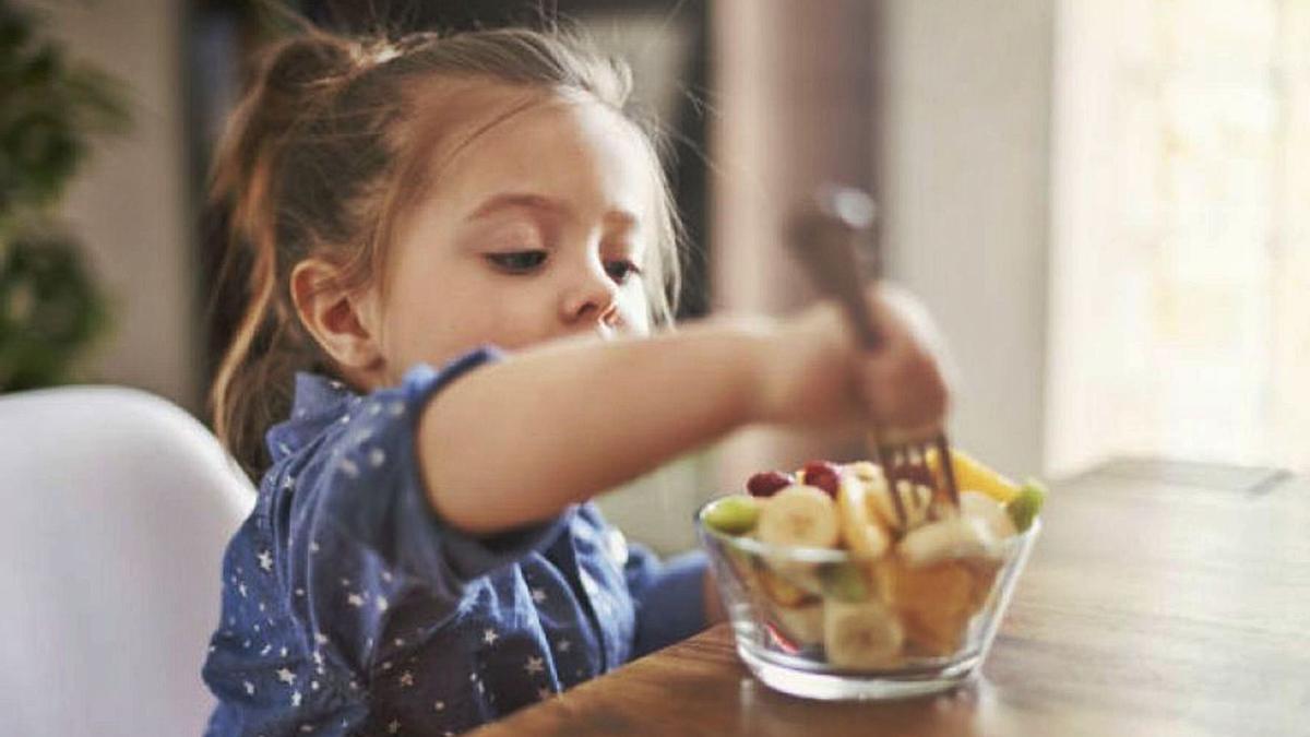 Una buena alimentación es uno de los hábitos saludables en los niños