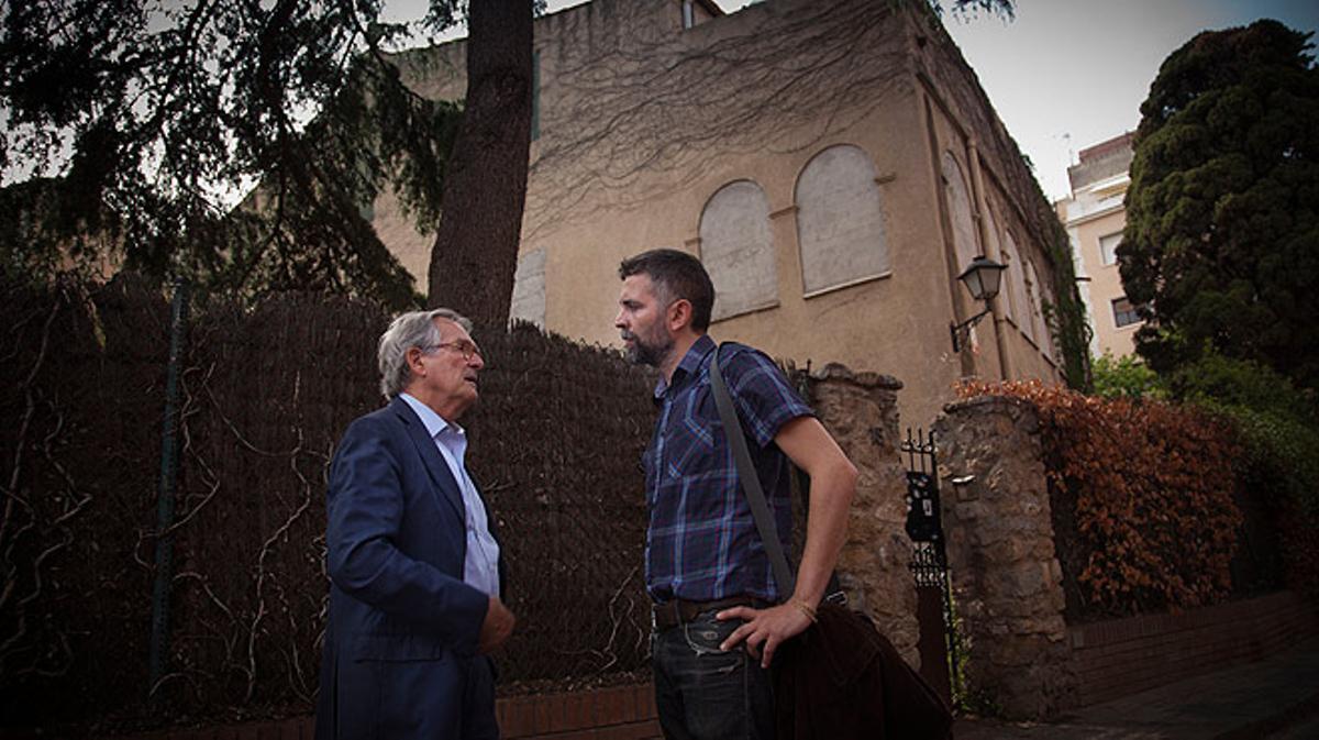 Xavier Trias, candidat de CiU a l’alcaldia de Barcelona, passeja pel barri del Camp de l’Arpa amb un veí i conversa amb ell dies abans de les eleccions municipals.