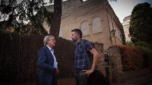 Xavier Trias, candidato de CiU a la alcaldía de Barcelona, pasea por el barrio del Camp de l’Arpa con un vecino y conversa con él días antes de las elecciones municipales.