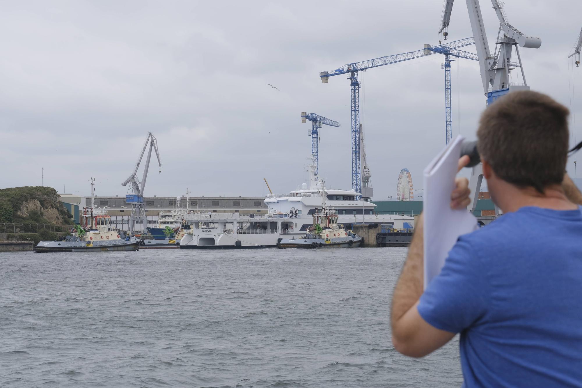 El yate auxiliar de Bill Gates ya está a flote en Gijón: así fueron las pruebas (en imágenes)