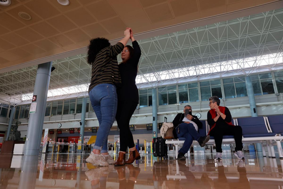 Celebración del Día Mundial de la Poesía en el aeropuerto de Asturias en una imagen de archivo.