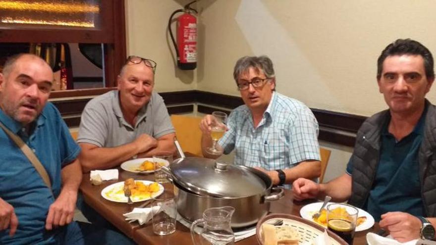 Los cuatro aficionados a la mineralogía Moisés Núñez, Jorge Palero, Carlos Rodríguez y Manuel Cerviño en una comida.   | // FDV