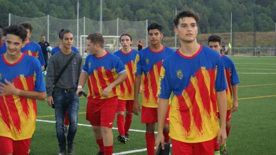 Jugadors del juvenil de la Guardiolenca al camp que serà inaugurat