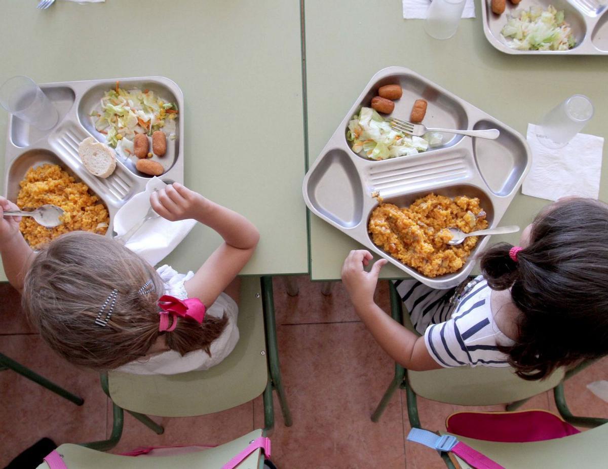 Alumnas durante la hora de la comida en el comedor del colegio.