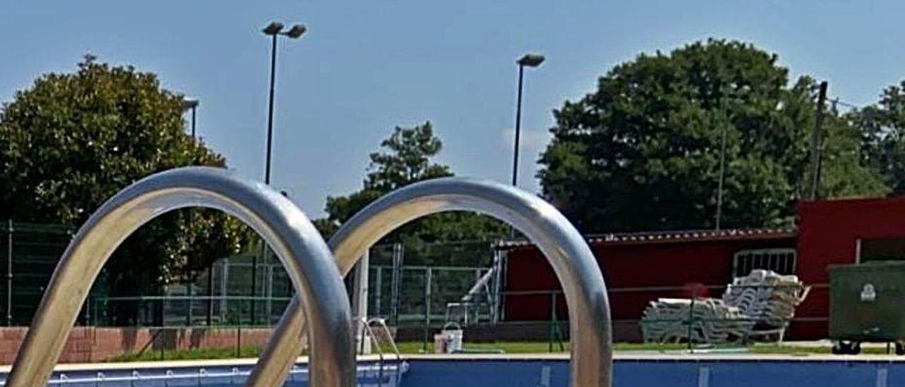 La piscina de verano de Pravia, ayer, tras el inicio de las labores de limpieza.