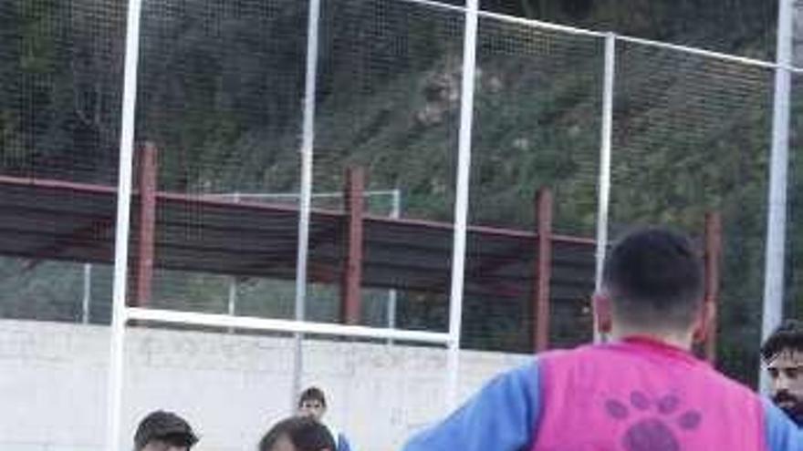 Carlos conduce el balón en un entrenamiento.