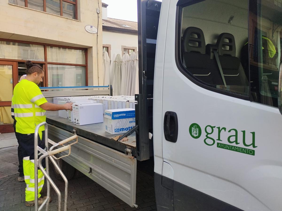 El traslado del Archivo Municipal de Grado, en imágenes.