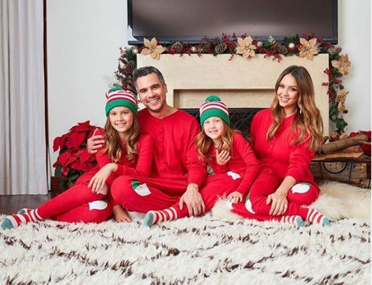 Jessica Alba y su familia, de rojo por Navidad