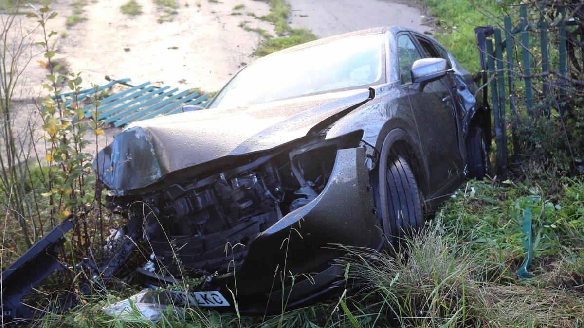 Vehículo accidentado en la avenida Alfonso Molina.