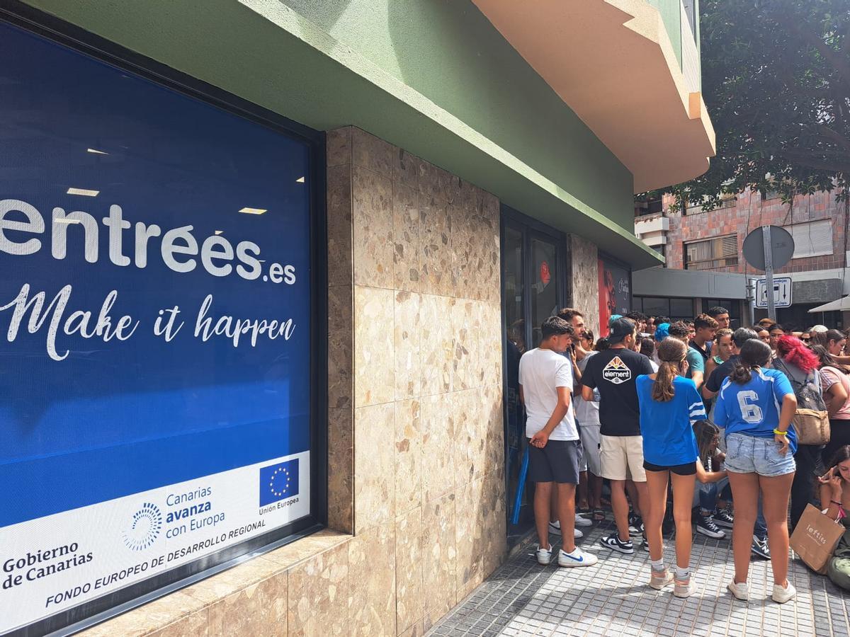 Colas para conseguir la entrada del concierto de Quevedo en Las Palmas de Gran Canaria