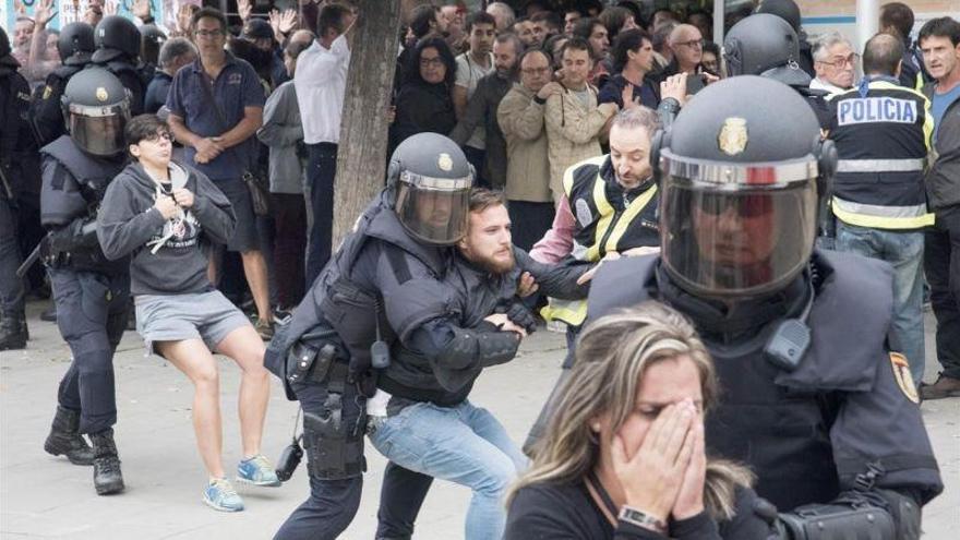 Nueve policías y dos guardias civiles heridos durante la retirada de urnas