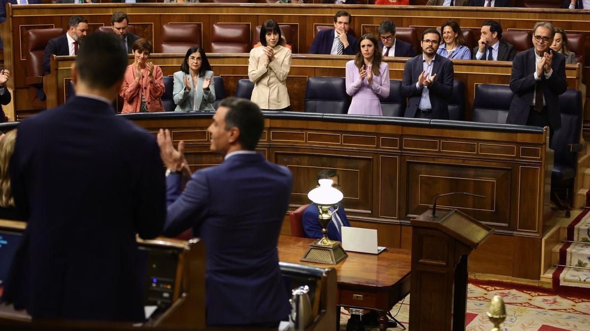 La bancada de Gobierno aplaude en el pleno del Congreso de los Diputados.