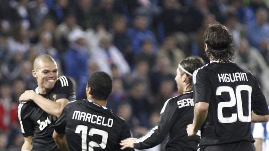 Los jugadores del Madrid celebran el gol marcado por Marcelo