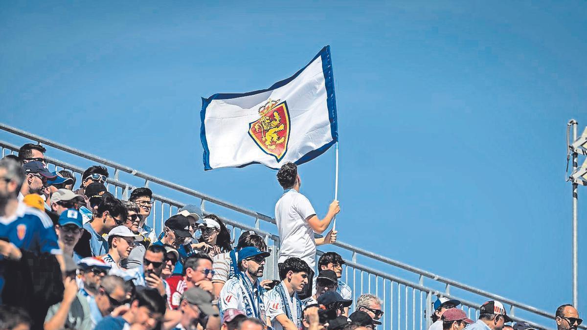 Un seguidor enarbola una bandera del Zaragoza en el partido ante el Ceuta en el Ibercaja Estadio.