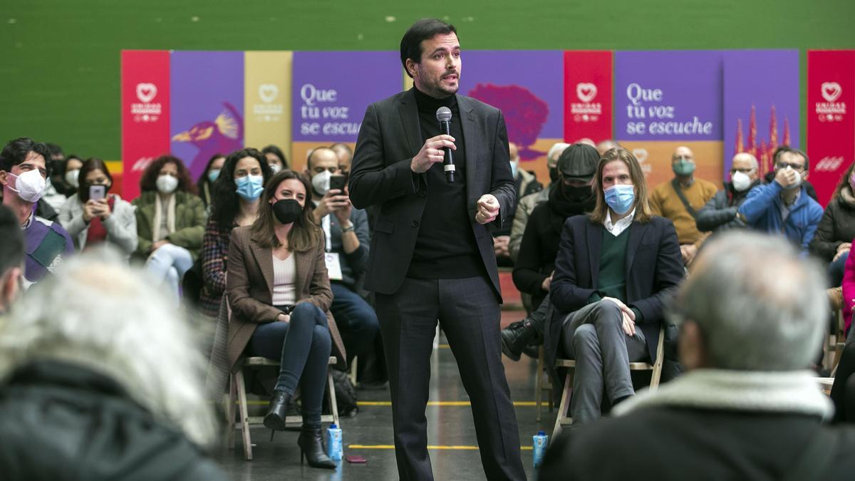 El ministro de Consumo, Alberto Garzón, interviene en un acto público de campaña electoral, en el Polideportivo Lavaderos, a 5 de febrero de 2022, en Burgos, Castilla y León (España).