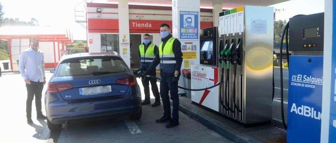Surtidor de combustible en una gasolinera de la comarca de O Salnés en el día de ayer. // N. P.