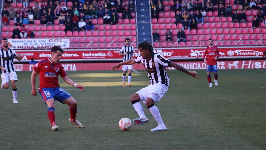 Fabrício trata de driblar a Mahicas, jugador del Numancia, en un lance del juego.