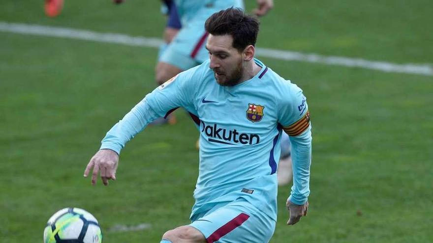 Messi trata de superar al portero del Eibar durante el partido de ayer. // Reuters