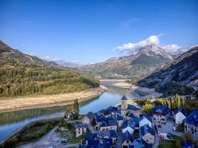 Aguas turquesas, montañas verdes y casitas medievales: la escapada perfecta para este verano en España está en este pequeño pueblo de 43 habitantes de Huesca