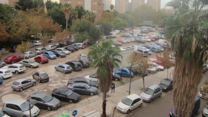 Denuncian la pasividad del ayuntamiento ante un parking ilegal en Quatre Carreres