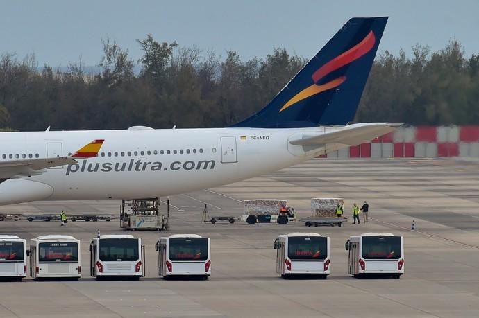 11-04-2020 TELDE. Llega al aeropuerto de Gran Canaria un avión procedente de China con material sanitario. Fotógrafo: Andrés Cruz  | 11/04/2020 | Fotógrafo: Andrés Cruz