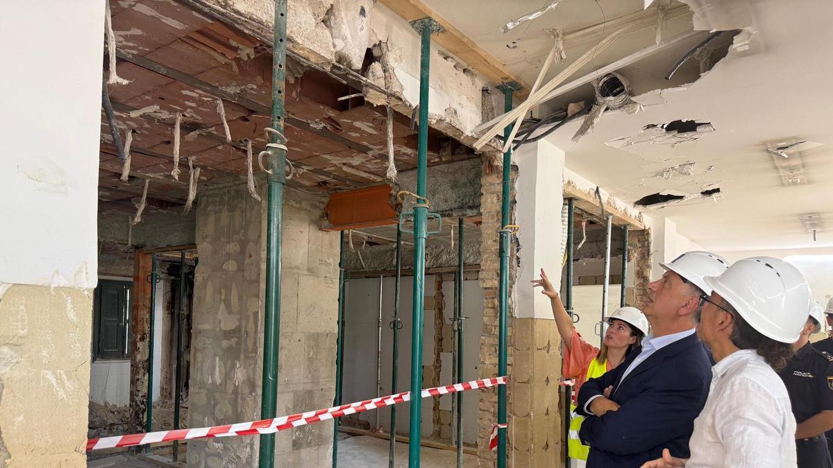 El conseller en la visita a las obras del edificio histórico de la estación del Pont de Fusta, sede de la policía autonómica