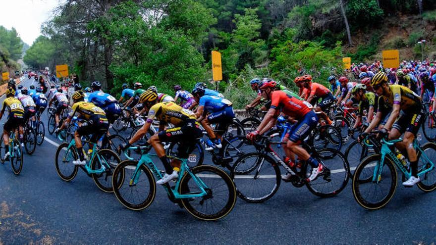 Los ciclistas en el puerto de L&#039;Oronet