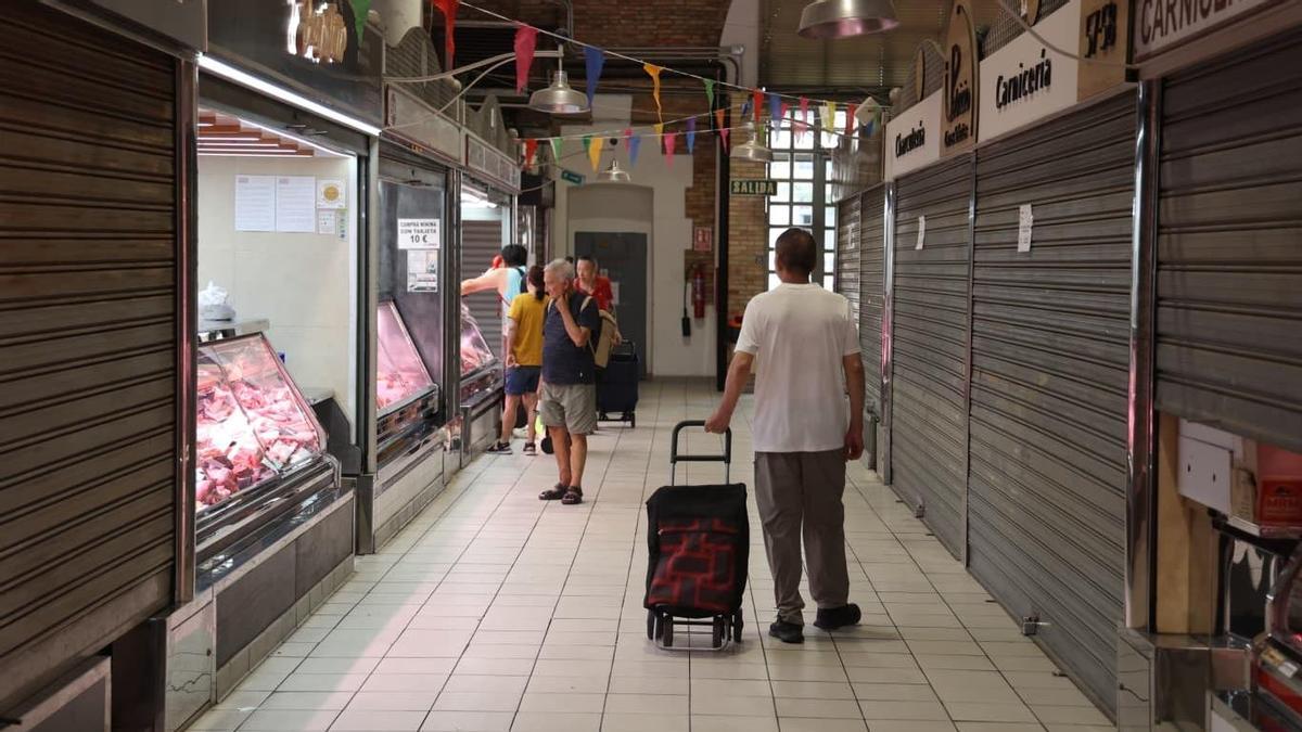 Las Hogueras, un negocio a menos en el Mercado Central de Alicante
