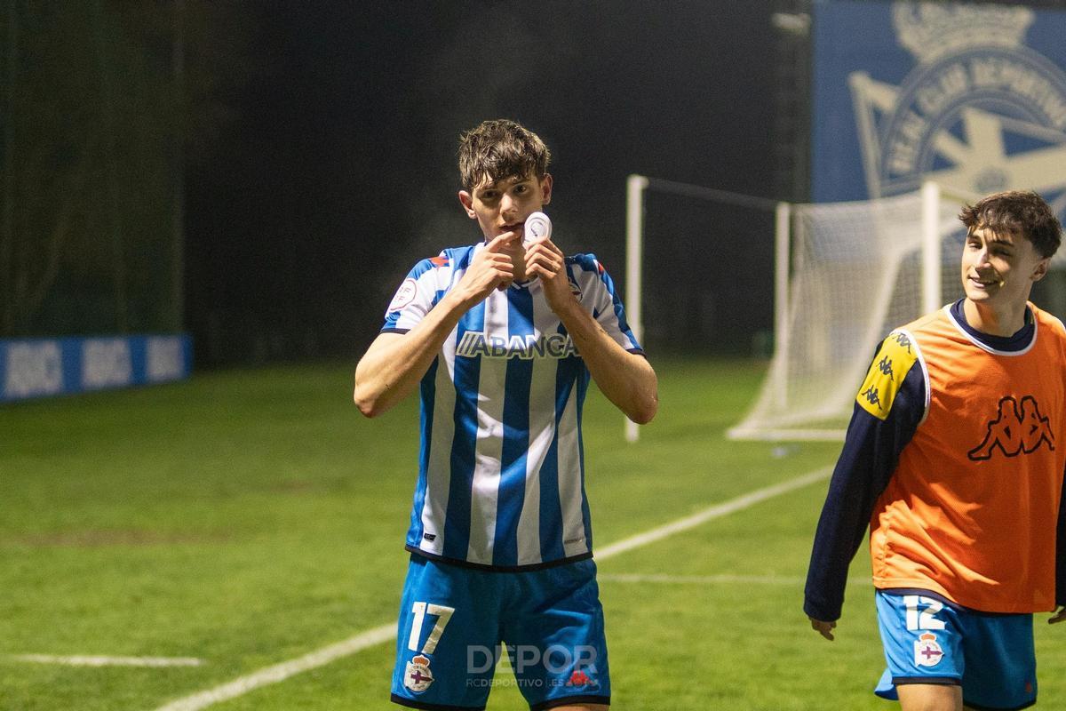Adrián Guerrero celebra un gol con el Juvenil.