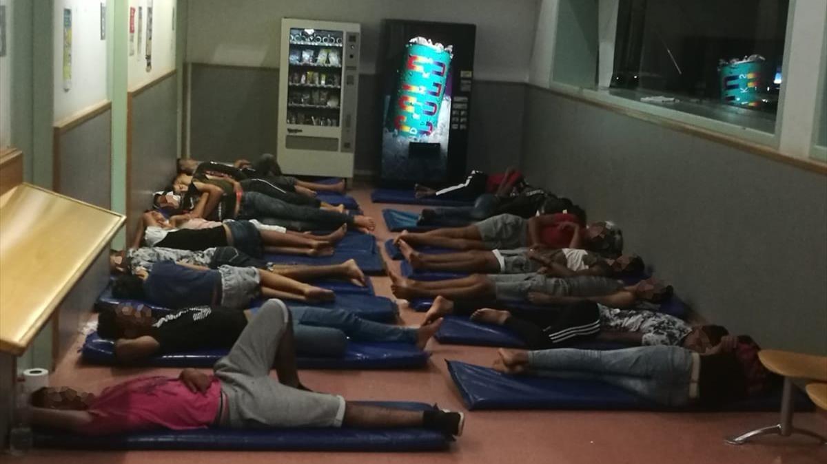 Menores magrebís durmiendo en la comisaría de Ciutat Vella.