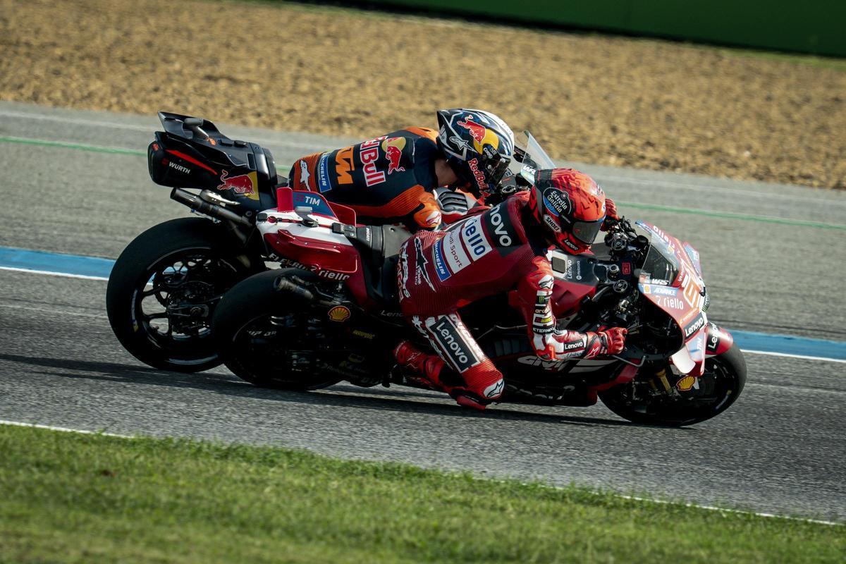 Marc Márquez (Ducati) y Pedro Acosta (KTM), peleando por la victoria el sábado.